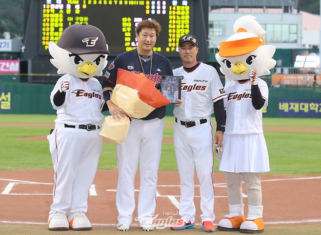 선수 시절 롯데 주장을 맡았던 조성환 한화 코치와 이대호. 사진제공=