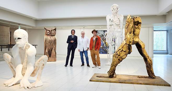 핀란드에서 처음 작가로 데뷔한 브래드 피트(맨 오른쪽). 맨 왼쪽이 호주 음악가 닉 케이브, 그 옆이 영국 조각가 토마스 하우즈아고. 사진 속 작품은 모두 하우즈아고의 조각이다. /ⓒJussi Koivunen