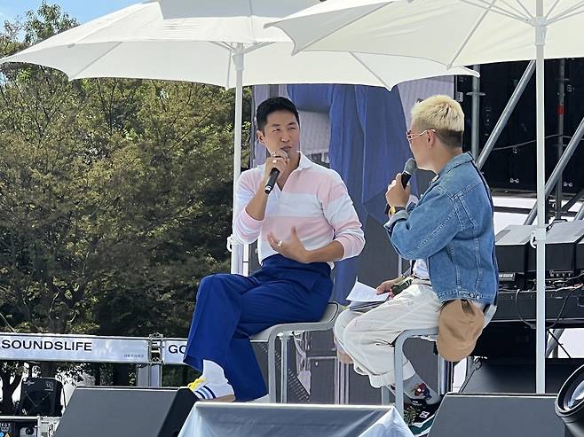 2일 '넥스트 패션 2022'에서 진행된 '토크 어라이브' 행사에서 아티스트 마이큐가 발언하고 있다. /김은영 기자