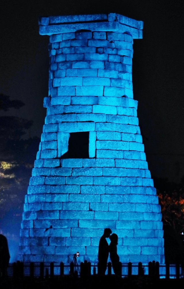 첨성대. A couple kisses in front of the Cheomseongdae, the oldest surviving astronomical observatory in the world, constructed in 633 in Silla Kingdom, in Gyeongju, Korea. ⓒ 2020 Hyungwon Kang