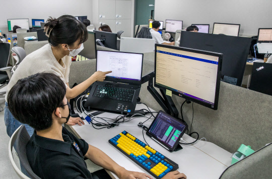 비투엔 개발자들이 고령자용 디지털 헬스케어 서비스 플랫폼을 개발하고 있다.