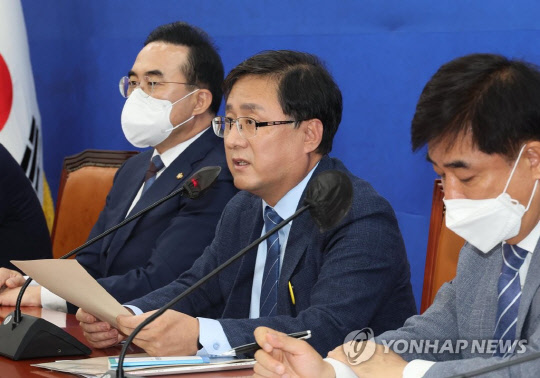 김성환 더불어민주당 정책위의장이 지난 15일 오전 국회에서 열린 정책조정회의에서 발언하고 있다. <연합뉴스>