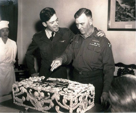 밴 플리트 홀에 결린 액자 속 사진. 환갑 케이크를 자르는 밴 플리트 8군 사령관을 6ㆍ25전쟁 당시 전사한 제임스 A. 밴플리트 2세 공군대위가 축하해 주는 장면이다.