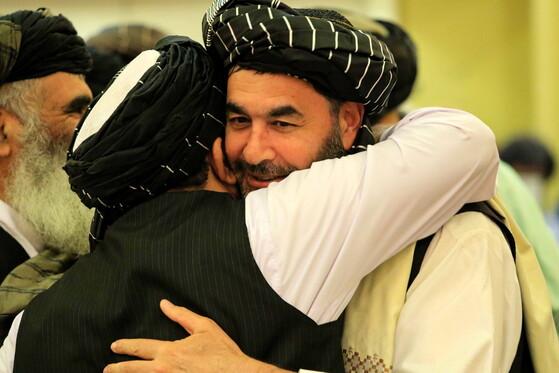 미국과 탈레반의 포로교환 협상으로 풀려난 바샤르 누르자이(오른쪽)가 19일(현지시각) 아프가니스탄 카불에서 열린 환영식에 참석하고 있다. EPA 연합뉴스