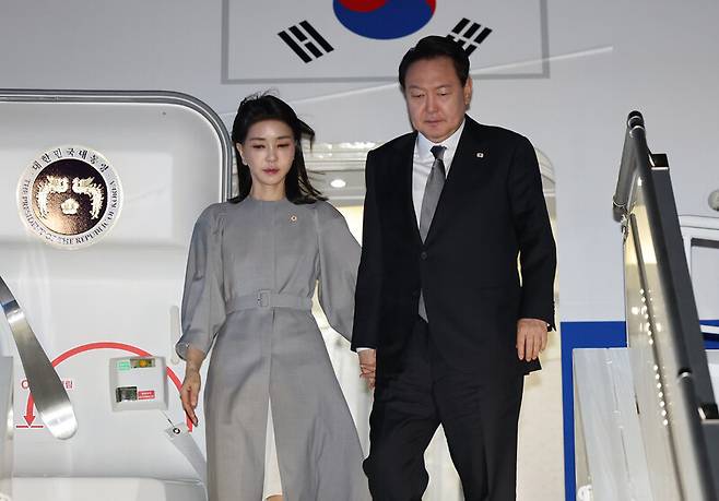 윤석열 대통령과 김건희 여사가 19일(현지시각) 미국 뉴욕 존 F. 케네디 국제공항에 도착한 뒤 공군 1호기에서 내리고 있다. 연합뉴스.