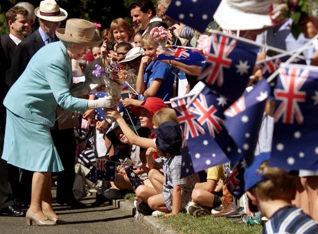 엘리자베스 2세 영국 여왕이 2000년 3월 호주 론세스턴을 방문, 학생들의 환대를 받고 있다. 론세스턴=AFP 연합뉴스 자료사진