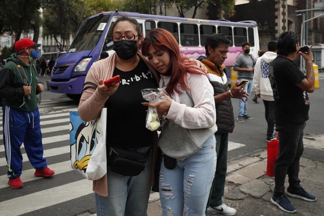 멕시코 수도 멕시코시티에서 시민들이 19일 지진 경보가 울리자 휴대전화 등으로 지진 정보를 확인하고 있다. 멕시코시티=EPA 연합뉴스