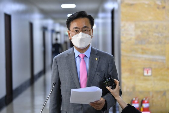 유상범 국민의힘 의원은 윤리위원직 사퇴 다음날인 20일 MBC 라디오에 출연에 이준석 전 대표에 대해 비판적인 입장을 밝혔다. 김상선 기자