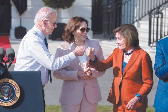 조 바이든 미국 대통령(왼쪽)과 낸시 펠로시 하원 의장(오른쪽)이 지난 13일 백악관에서 인플레이션감축법(IRA) 통과를 자축하고 있다. 중간에서 해리스 부통령이 지켜보고 있다. EPA 연합뉴스