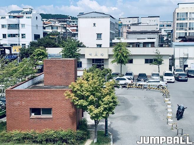 ▲ 빨간 벽돌 건물이 대구체육관 외부화장실