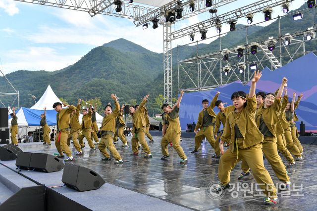 ▲ A-POP 경연대회 댄스부문 대상을 수상한 ‘프로젝트 악’팀. 30명 이상 되는 메가크루 공연으로 관중들의 뜨거운 환호성을 이끌어냈다.