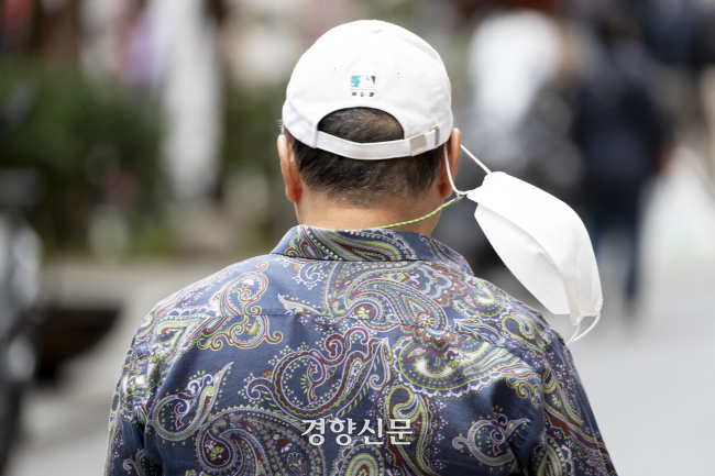 서울 중구 명동거리에서 한 시민이 마스크를 벗은 채 길을 걷고 있다. 문재원 기자