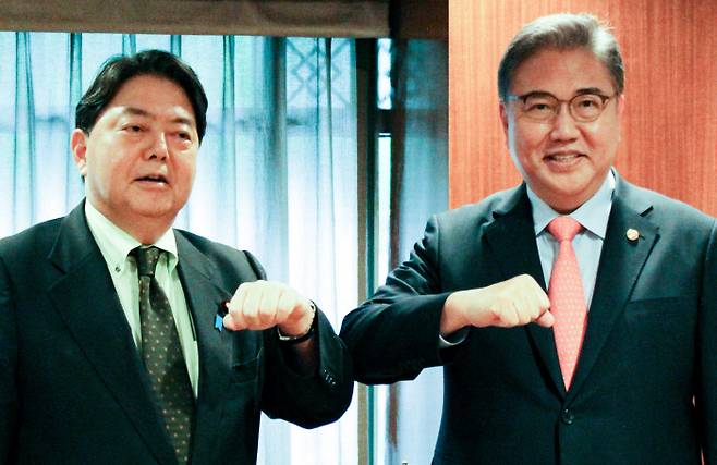 박진 외교부 장관(오른쪽)과 하야시 요시마사 일본 외무상이 19일(현지시간) 회담 전 인사하고 있다. 뉴욕 | 연합뉴스