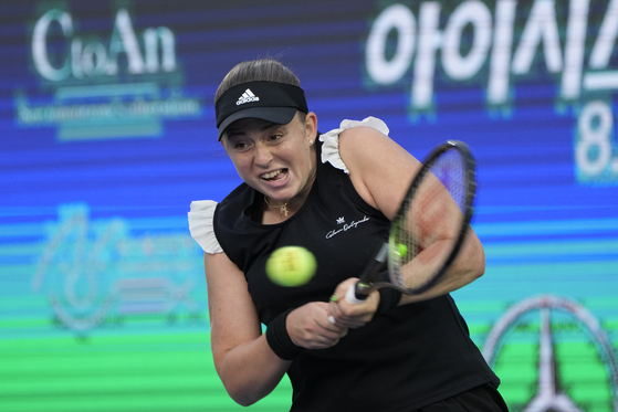 Jelena Ostapenko of Latvia returns a shot to Jeong Bo-young during the first round of the Korea Open at the Olympic Park Tennis Center in Songpa District, southern Seoul on Tuesday. [AP/YONHAP]