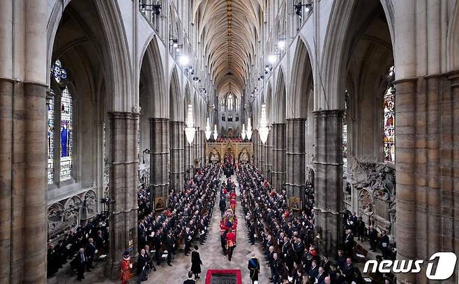 (AFP=뉴스1) = 19일(현지시간) 영국 런던 웨스트민스터 사원 내부로 엘리자베스 2세 여왕의 관을 앞세운 국장 운구행렬이 들어서고 있다. ⓒ AFP=뉴스1  ⓒ AFP=뉴스1  Copyright (C) 뉴스1. All rights reserved. 무단 전재 및 재배포 금지.
