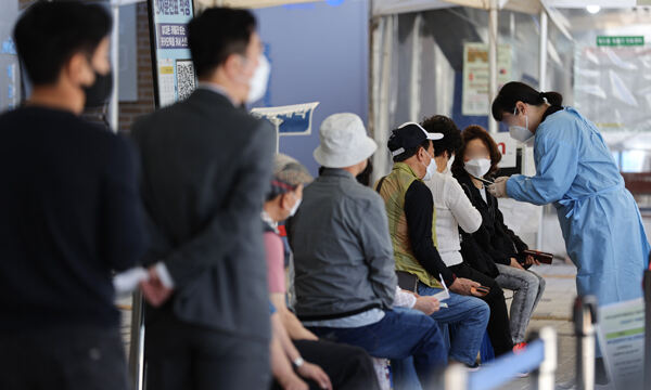20일 오전 시민들이 서울 마포구 보건소에 마련된 선별진료소에서 검사를 기다리고 있다. 연합뉴스