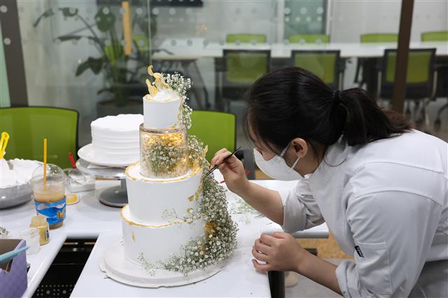 골목창업학교 교육생이 직접 케이크를 만들며 실습수업을 받고 있다. 서울시 제공