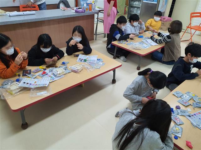 서울 은평구 지역아동센터에서 교육 프로그램이 진행되고 있다. 구는 지난 8일 27곳에 각 100만원씩을 코로나19 특별지원금으로 지급했다. 본문과 직접 관련 없음.은평구 제공