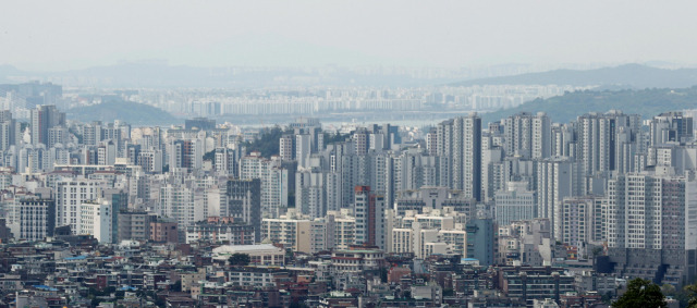 서울 남산에서 바라본 아파트 단지./연합뉴스