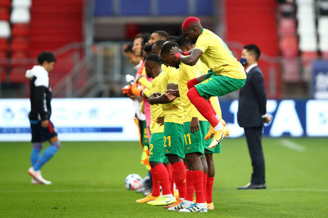 카메룬 축구 국가대표팀 선수들이 지난 2020년 일본과의 친선경기에 앞서 몸을 풀고 있다. 게티이미지코리아