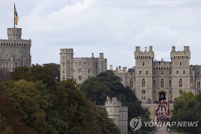 윈저성으로 옮겨지는 여왕의 관 [AP 연합뉴스 자료사진. 재판매 및 DB 금지]