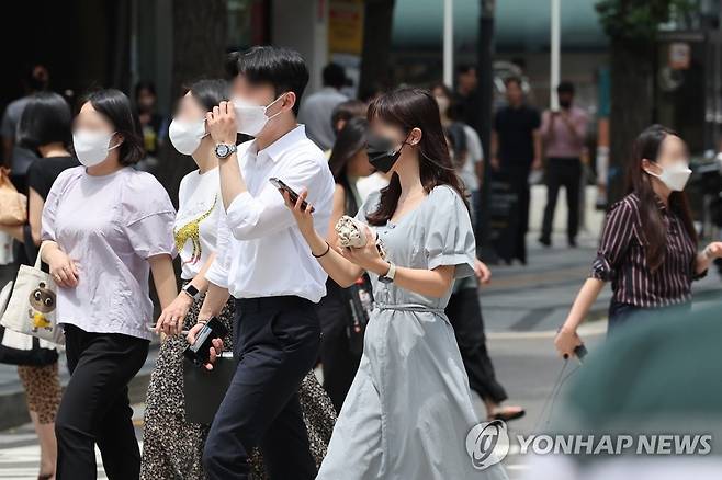 실외마스크 착용 시민들 [연합뉴스 자료사진]