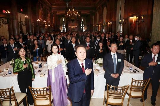 윤석열 대통령과 부인 김건희 여사가 20일(현지시간) 뉴욕 시내 한 연회장에서 열린 뉴욕 동포 간담회에서 국기에 대한 경례를 하고 있다. 사진=뉴시스