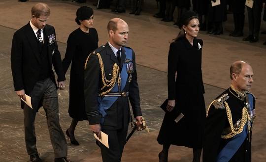 엘리자베스 2세 여왕의 장례식에서 웨스트민스터 홀을 나서는 윌리엄 왕자 부부와 해리 왕자 부부(왼쪽). 사진=뉴시스