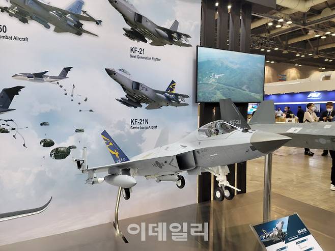21~25일 일산 킨텍스에서 열리는 ‘대한민국 방위산업전 2022’(DX Korea 2022)에서 한국항공우주산업이 KF-21을 개조한 함재기용 KF-21N 모형을 전시하고 있다.