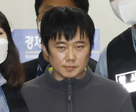 21일 신당역 살해 피의자 전주환이 남대문경찰서에서 검찰로 이송되고 있다.(사진=연합뉴스)
