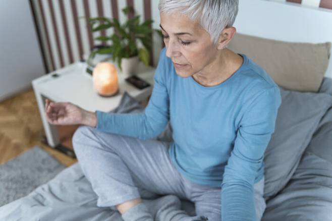 4-7-8 호흡을 처음 시작할 때는 등을 곧게 펴고 앉는다. [사진= 게티이미지뱅크]