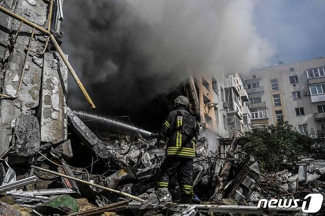 15일(현지시간) 우크라이나 도네츠크의 바크무트에서 러시아 군의 미사일 포격을 받은 건물서 검은 연기가 솟아오르고 있다. ⓒ AFP=뉴스1 ⓒ News1 우동명 기자