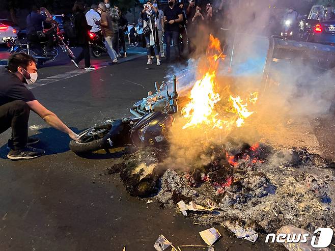 이란에서 도덕경찰 구타로 22세 여성이 사망하자, 시민들은 경찰 오토바이를 태우는 등의 방식으로 시위를 이어가고 있다. ⓒ 로이터=뉴스1 ⓒ News1 이서영 기자