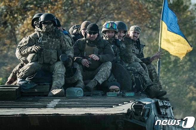 19일 (현지시간) 우크라이나 하르키우 인근에서 병사들이 장갑차를 타고 이동을 하고 있다. ⓒ AFP=뉴스1 ⓒ News1 우동명 기자