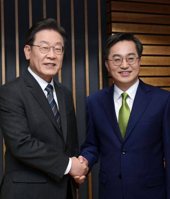 지난 3월 1일 이재명 더불어민주당 대표는 당시 새로운물결 대선 후보였던 김동연 경기도지사와 단일화 과정에서 ‘정치교체를 위한 공동선언문’을 내고 ‘국회의원 3선 초과 연임 금지’안을 발표했다.