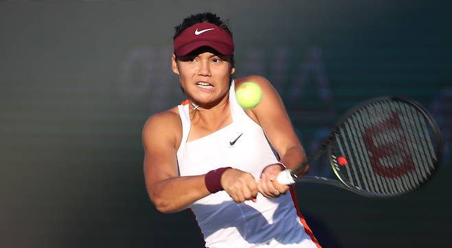 21일 오후 서울 송파구 올림픽공원 테니스경기장에서 열린 여자프로테니스(WTA)투어 하나은행 코리아오픈 단식 1회전에서 에마 라두카누가 공을 치고 있다. /뉴시스