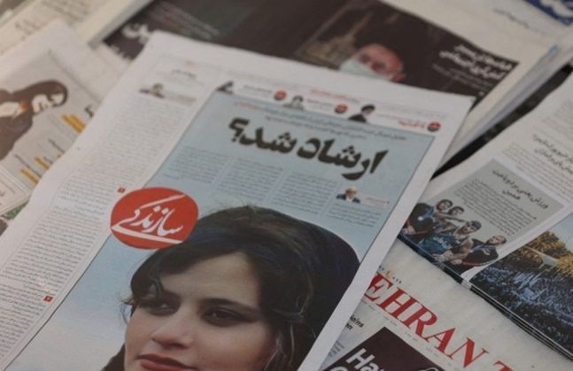 지난 13일 이란 테헤란에서 히잡을 쓰지 않았다는 이유로 경찰에 체포된 20대 여성이 16일 경찰 조사 중 숨지자 이에 대한 진상 규명을 촉구하는 항의 시위가 잇따르고 있다. ⓒ로이터/연합뉴스