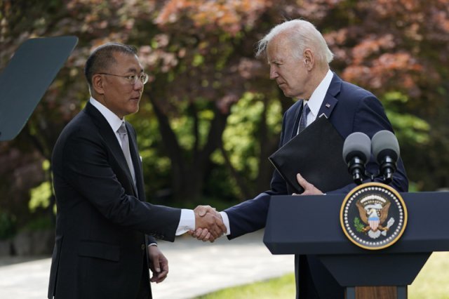 5월 22일 정의선 현대자동차그룹 회장(왼쪽)이 서울 용산구 그랜드하얏트서울에서 방한 중이던 조 바이든 미국 대통령과 악수하고 있다. 정 회장은 이날 전기차 및 전기차용 배터리 생산라인 신설을 포함한 대미 투자 계획을 발표했다. AP 뉴시스