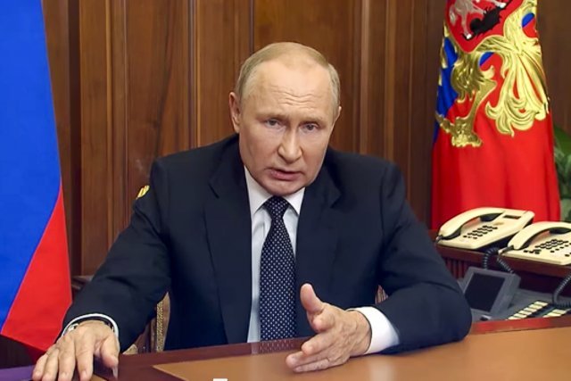 블라디미르 푸틴 러시아 대통령이 21일(현지시간) 모스크바에서 대국민 연설을 통해 부분 동원령을 발표하고 있다. 푸틴 대통령은 러시아의 주권과 영토를 보전하고, 국민의 안전을 보장하기 위해 부분 동원령을 채택했다고 밝혔다. AP/뉴시스
