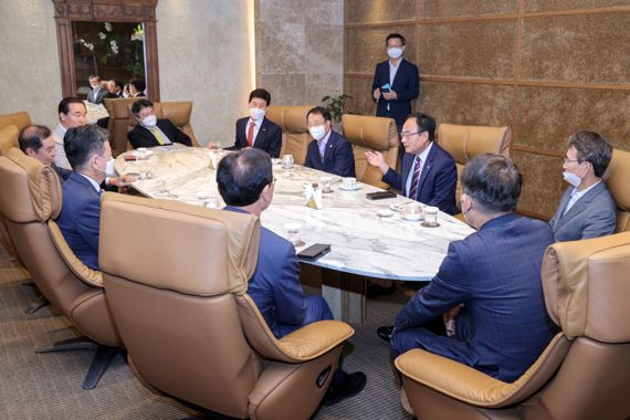 이만규 대구시의회 의장이 21일 대전시 유성구 호텔인터시티에서 열린 '대한민국 시·도의회의장협의회 제1차 정기회'에 참석, 시·도의회 3급 직위 신설 필요성을 제안하고 17개 시·도의회 의장 전원의 동의를 도출해냈다. 사진=대구시의회 제공