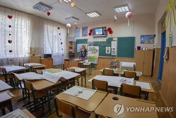 20일(현지시간) 주 우크라이나 한국대사관에 따르면 우크라이나 교육과학부는 한국의 발전상을? 교과서에 싣기로 했다. 사진은 러시아 폭격 탓에 온라인 수업 중인 우크라이나 교실 풍경. [EPA 연합뉴스 자료사진]