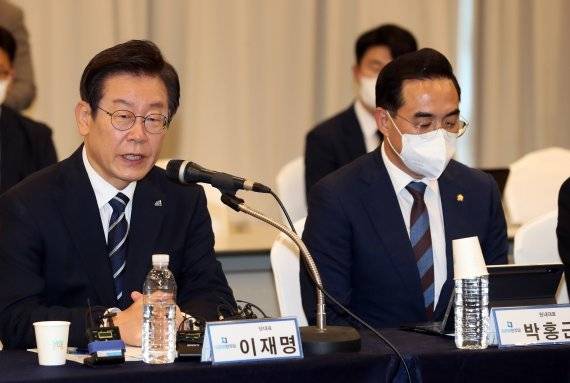 더불어민주당 이재명 대표와 박홍근 원내대표가 21일 부산 해운대구 벡스코에서 열린 부산·울산·경남 예산정책협의회에 참석해 발언을 하고 있다. 야당은 쌀의무매입법 등 7개 법안을 이번 정기국회 중점법안으로 의견을 모았다. 사진=뉴시스