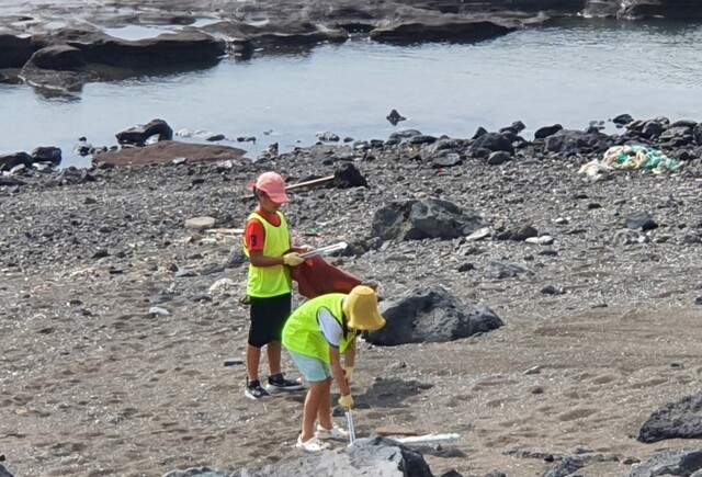 21일 제주도 서귀포시 안덕면 해변에서 주민들이 해양 쓰레기를 수거하고 있다. 안덕면 제공