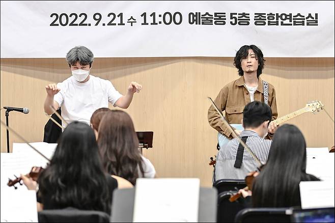 ‘믹스드 오케스트라’의 공연 ‘충돌과 조화’를 기획하고 지휘를 맡은 김성국 서울시국악관현악단 단장(왼쪽)과 전기기타리스트 황린. 세종문화회관 제공