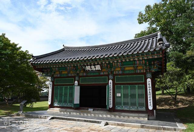 구 현충사 건물에는 숙종이 내린 한자로 쓴 현판이 걸려 있다.