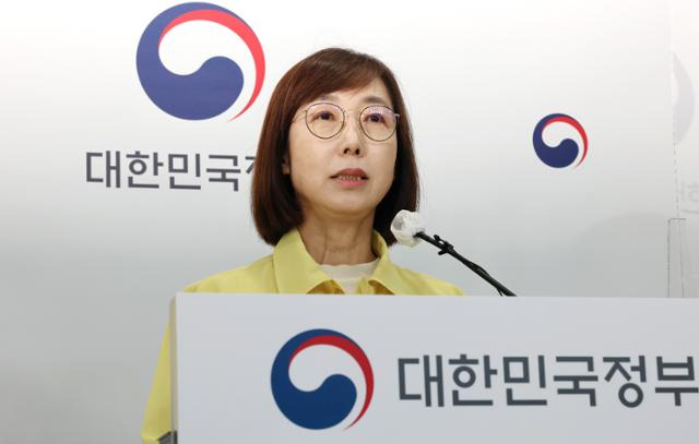 백경란 질병관리청장이 21일 오후 충북 청주시 질병관리청에서 열린 코로나19 대응 정례브리핑에서 오미크론 변이에 대응할 수 있도록 개발된 모더나의 2가 백신 접종계획을 설명하고 있다. 연합뉴스