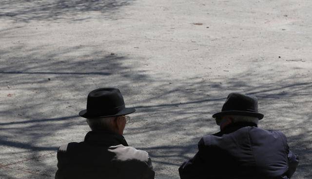 서울 탑골공원의 노인들. 노인은 대표적인 사회복지 약자다. 뉴스1