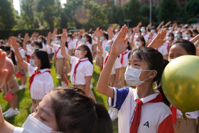 지난해 9월 1일 중국 우한에서 학생들이 2학기 개학식에 참여한 모습. 우한=AFP 연합뉴스