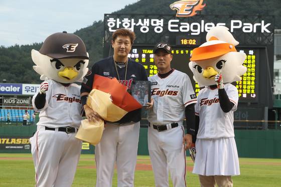 20일 대전 한화생명 이글스파크에서 열린 프로야구 한화와 롯데의 경기. 은퇴 투어에 나선 롯데 자이언츠 이대호가 조성환 한화 코치와 사진을 찍고 있다. 사진=연합뉴스