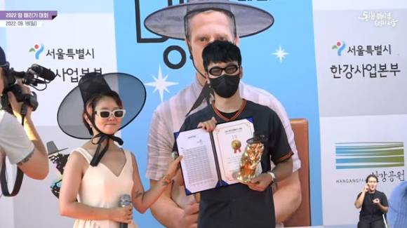 김명엽 씨는 "10년째 한화 팬이었고, 앞으로도 계속 한화 팬일 예정"이라며 한화를 향한 애정을 드러냈다.  [사진=서울시 유튜브 캡처]